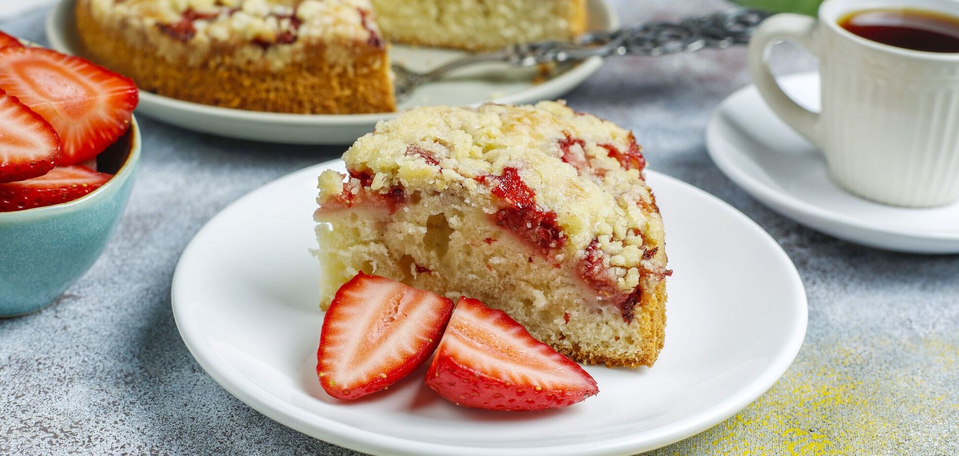 Вкусный клубничный пирог для семейного чаепития: делимся простым рецептом сезонной выпечки