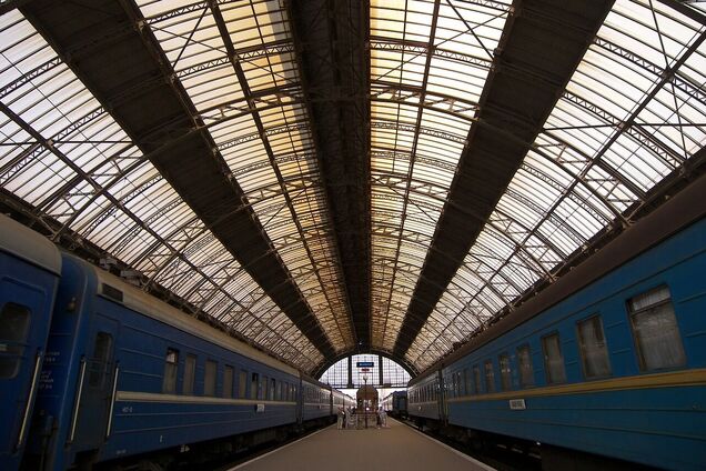 Пассажирский поезд на вокзале Львов. Иллюстрация