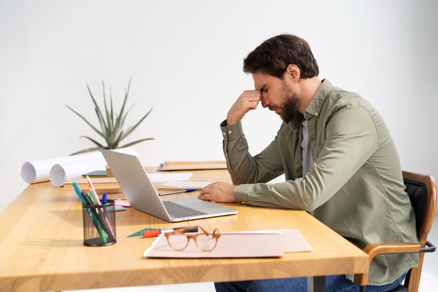 Иллюстрация - офисный работник сидит за столом