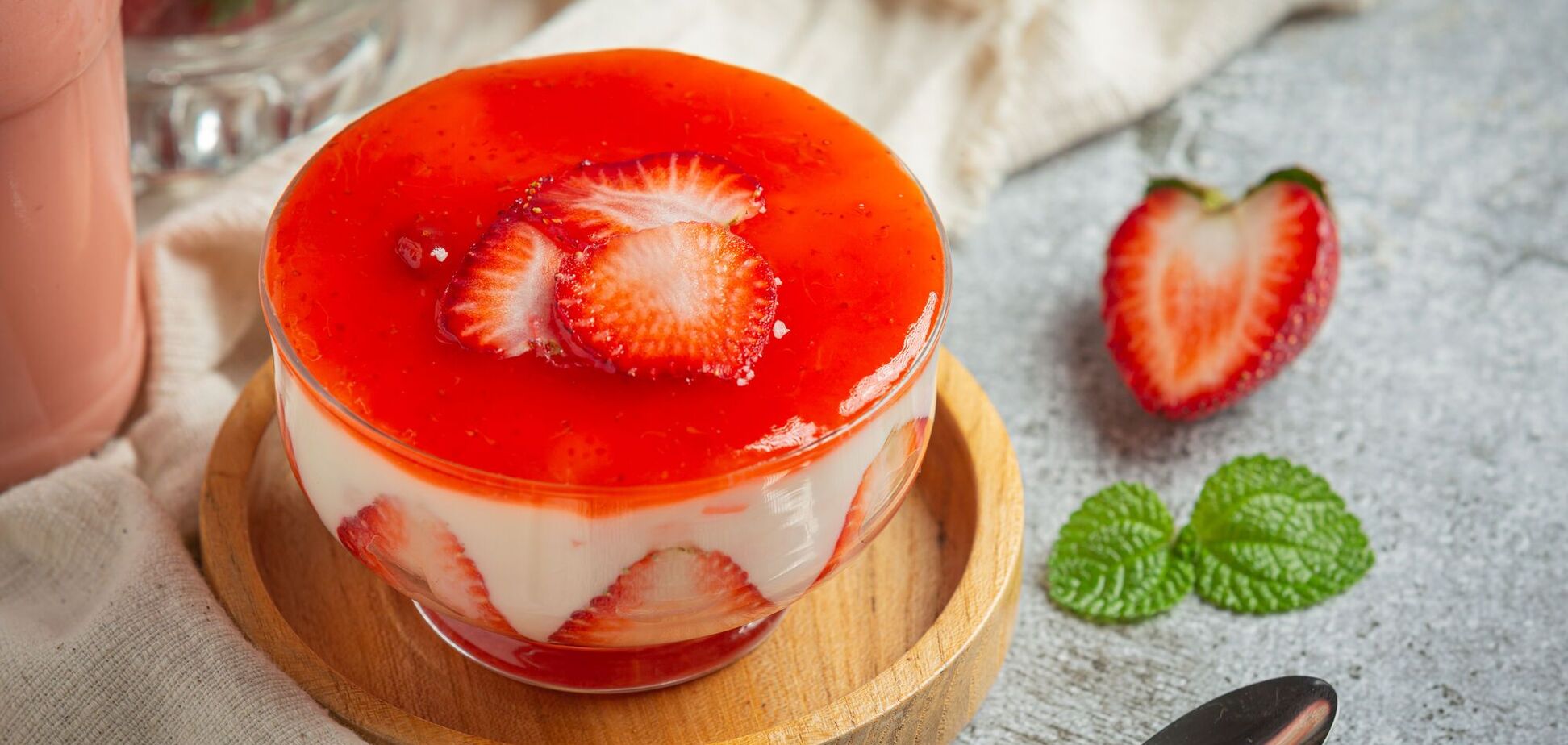 Идеальный десерт для летней жары: как приготовить вкусную клубничную панакоту в стакане