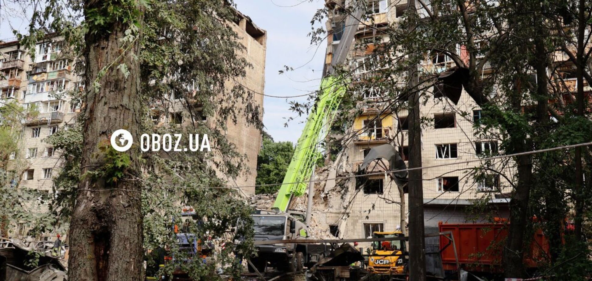 Уничтожен один из подъездов многоэтажки: последствия попадания российской ракеты в Соломенском районе Киева. Фоторепортаж