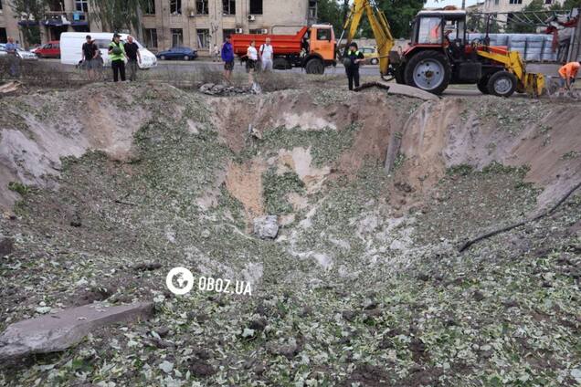 Во дворе дома воронка глубиной три метра: в сети показали последствия падения сбитой российской ракеты в Киеве. Фото и видео