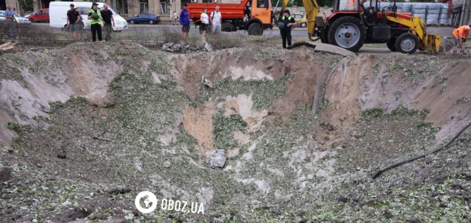 Во дворе дома воронка глубиной три метра: в сети показали последствия падения сбитой российской ракеты в Киеве. Фото и видео