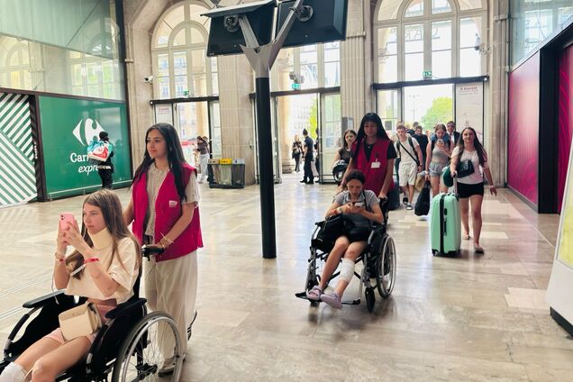 Перша група підлітків, які потрапили в ДТП у Франції, повернулася в Україну: скільки ще залишається в лікарнях. Фото