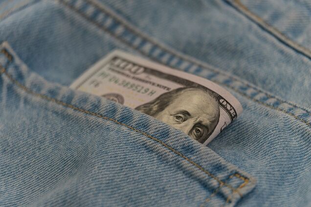 Иллюстрация - доллары в кармане брюк