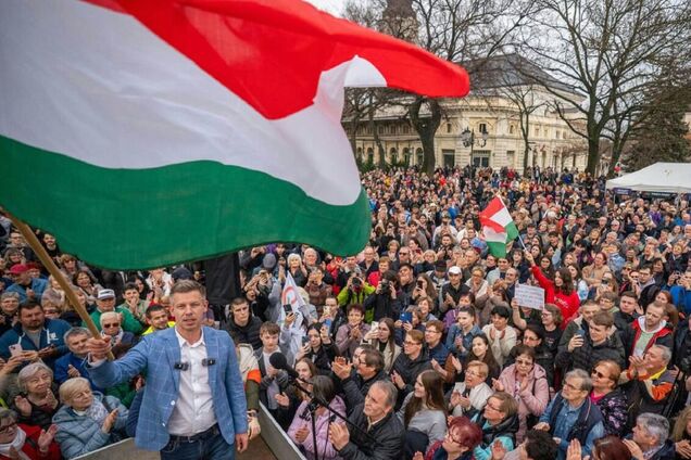 Опозиційна партія впевнено обганяє силу Орбана за рік до виборів в Угорщині: що показало опитування