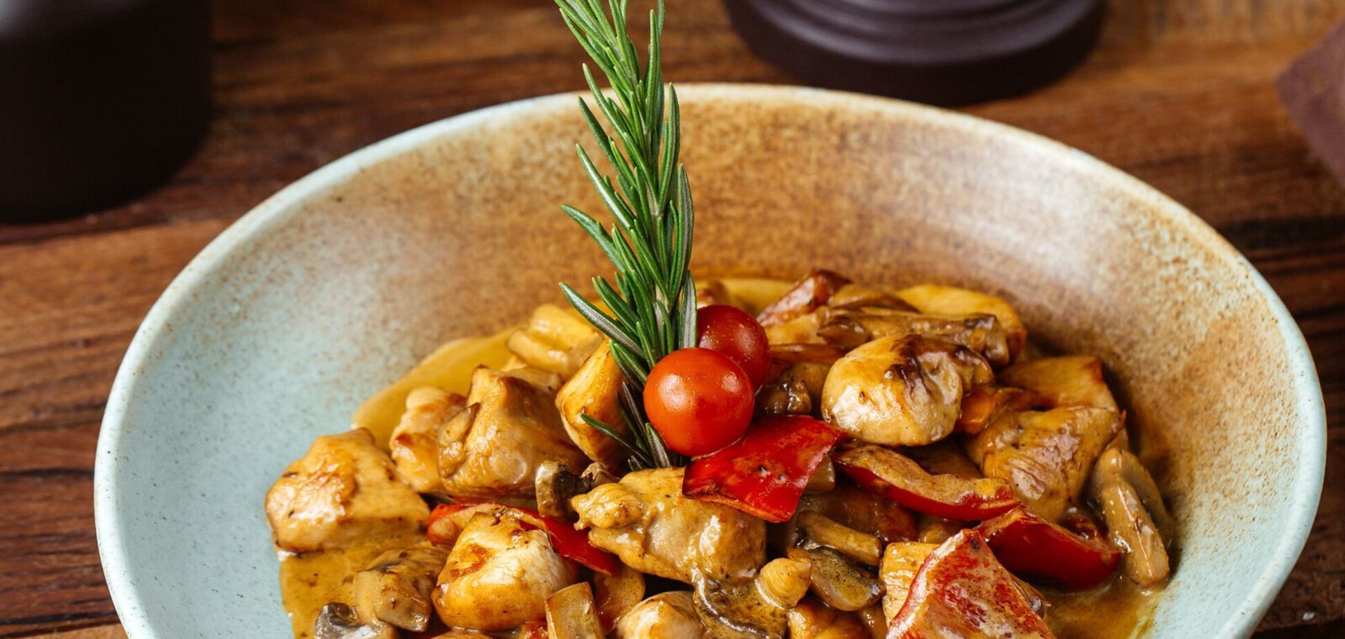 Як смачно приготувати куряче філе з кабачками: варіант ситного обіду за 20 хвилин