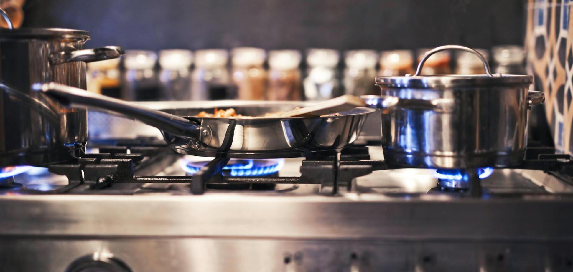 Иллюстрация - сковорода и кастрюля на газовой плите