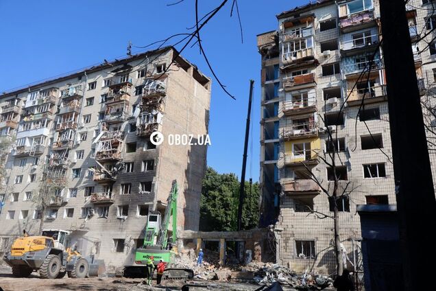 Обстрел Киева: уже более суток продолжаются спасательные работы на месте попадания ракеты в многоэтажку. Фото и видео