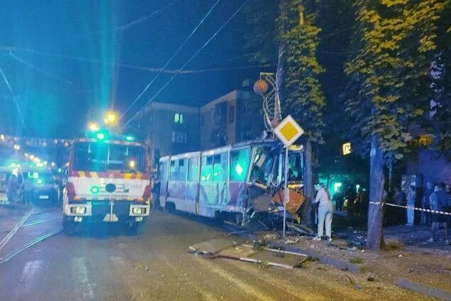 У Кривому Розі трамвай з десятками людей зійшов з рейок і влетів у дерево: є постраждалі. Фото і відео