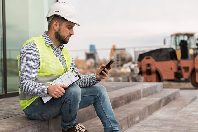 Ілюстрація - будівельник пише повідомлення на смартфоні
