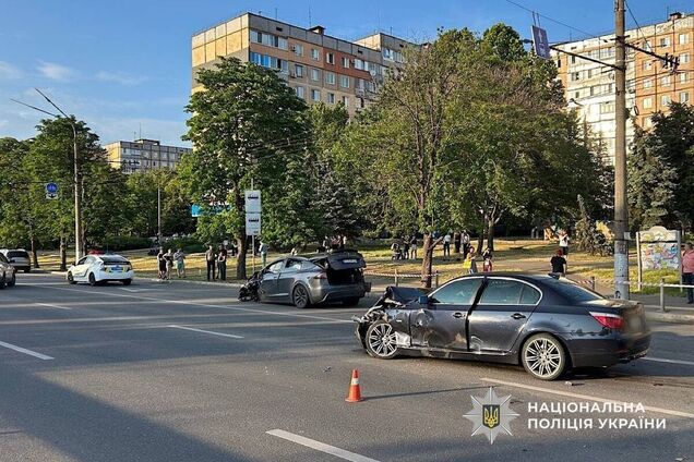 В Кривом Роге Tesla на скорости влетела в ВАЗ и Hyundai, которые стояли на светофоре: момент смертельного ДТП попал на видео