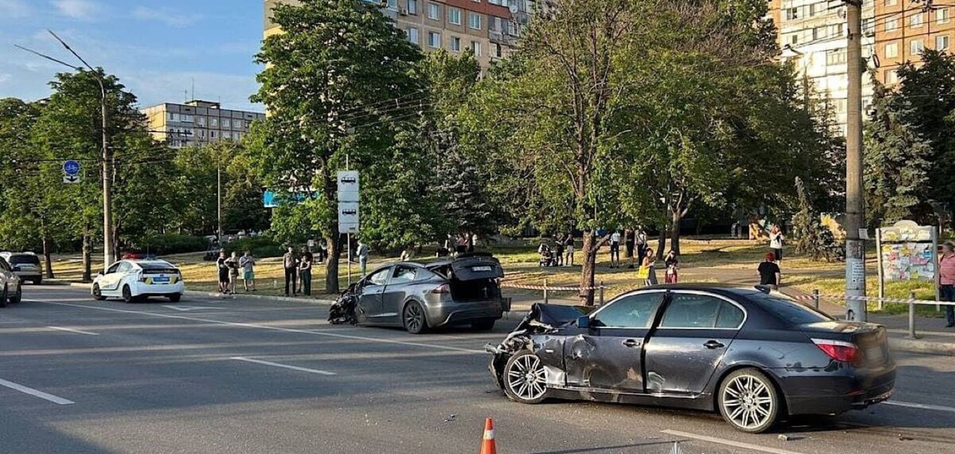 У Кривому Розі Tesla на швидкості влетіла у ВАЗ та Hyundai, які стояли на світлофорі: момент смертельної ДТП потрапив на відео