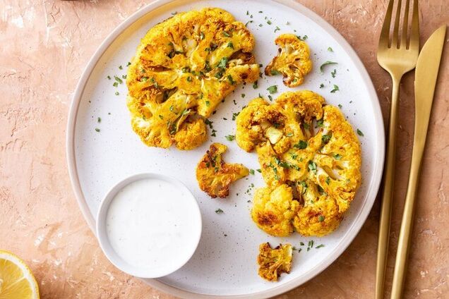 Вкуснее и полезнее, чем мясной: сочный стейк из цветной капусты с соусом