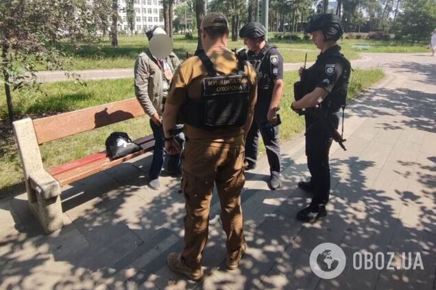 В Киеве сторонник 'русского мира' с георгиевской лентой угрожал ножом прохожим. Фото