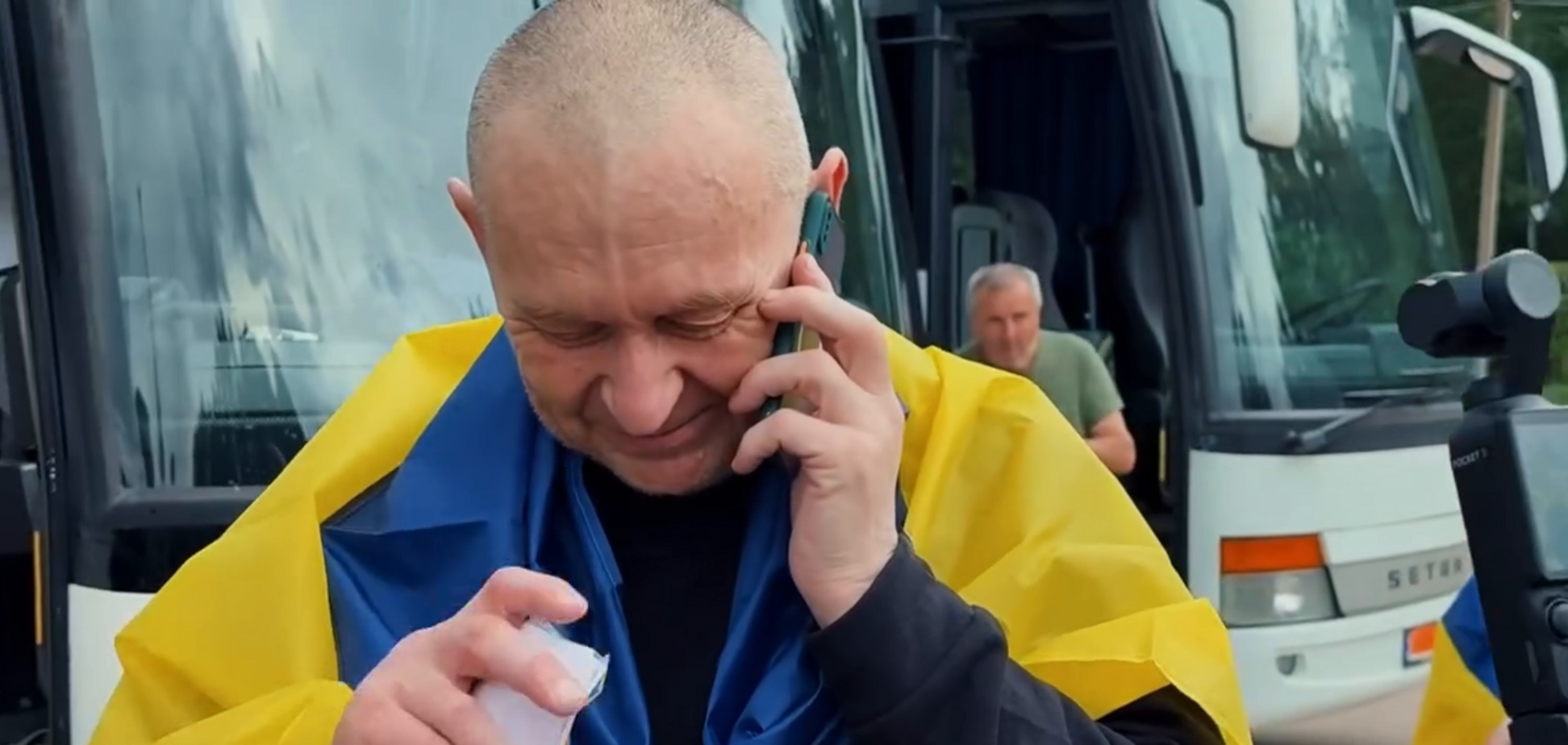 Невозможно сдержать слез: защитник вернулся домой и узнал, что станет дедушкой. Видео