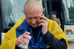 Невозможно сдержать слез: защитник вернулся домой и узнал, что станет дедушкой. Видео