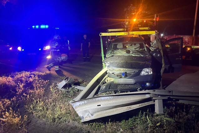 В Киеве легковушка протаранила отбойник: часть металлического ограждения оказалась в салоне. Фото и подробности