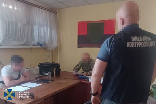 СБУ та Нацполіція викрили посадовця, який нарахував 35 млн грн 'бойових' тиловому батальйону на Львівщині