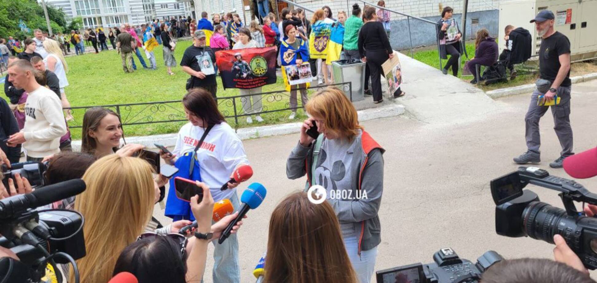 'Секунду поговорили': родные со слезами на глазах встречали защитника из Чернигова. Видео