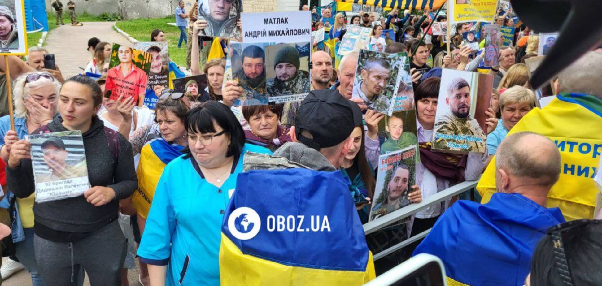 Радість, обійми та сльози на очах: як рідні зустрічали захисників із ворожого полону. Фото й відео