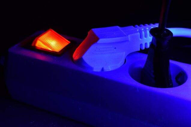 Ілюстрація - електроприлади увімкнуті у працюючий мережевий подовжувач