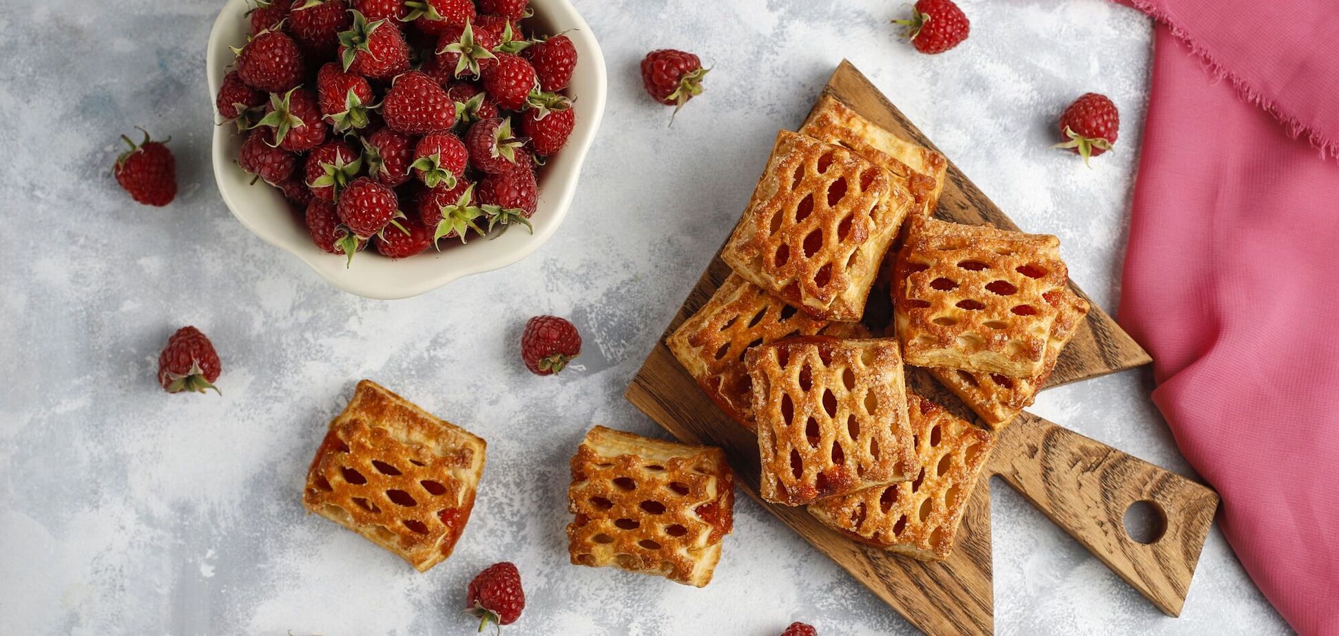 Сладкие слойки с клубникой к чаю: готовятся 20 минут