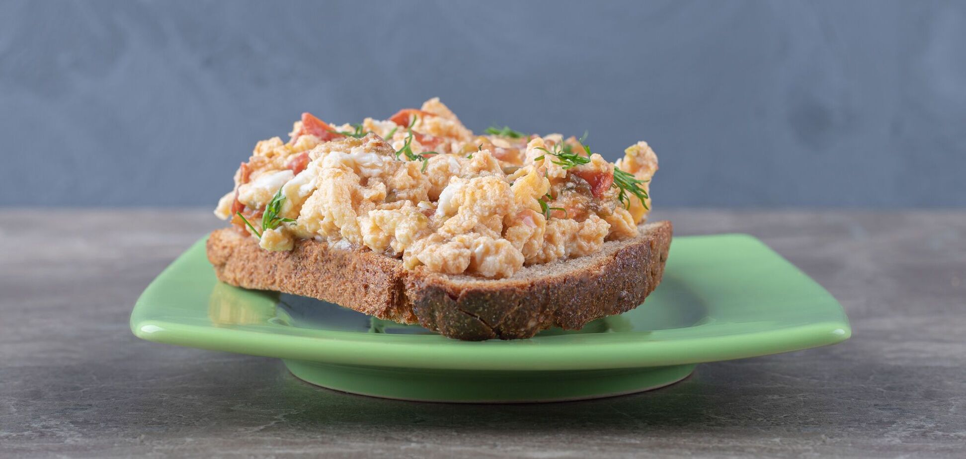 Самая вкусная намазка с тунцом и карамелизированным луком: подойдет на каждый день и для праздничного стола