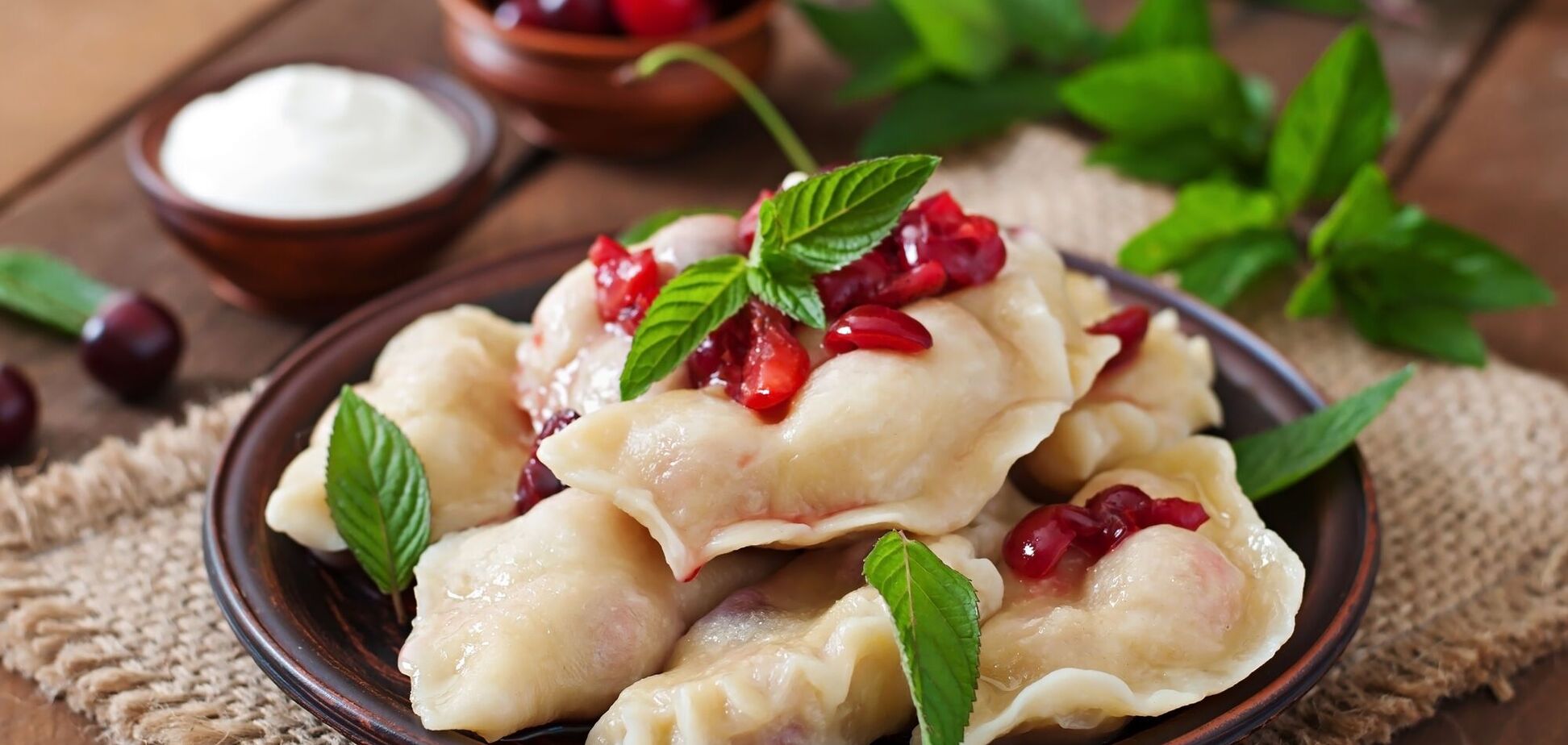 Не будут серыми и твердыми: самые удачные паровые вареники с ягодами на теплом кефире