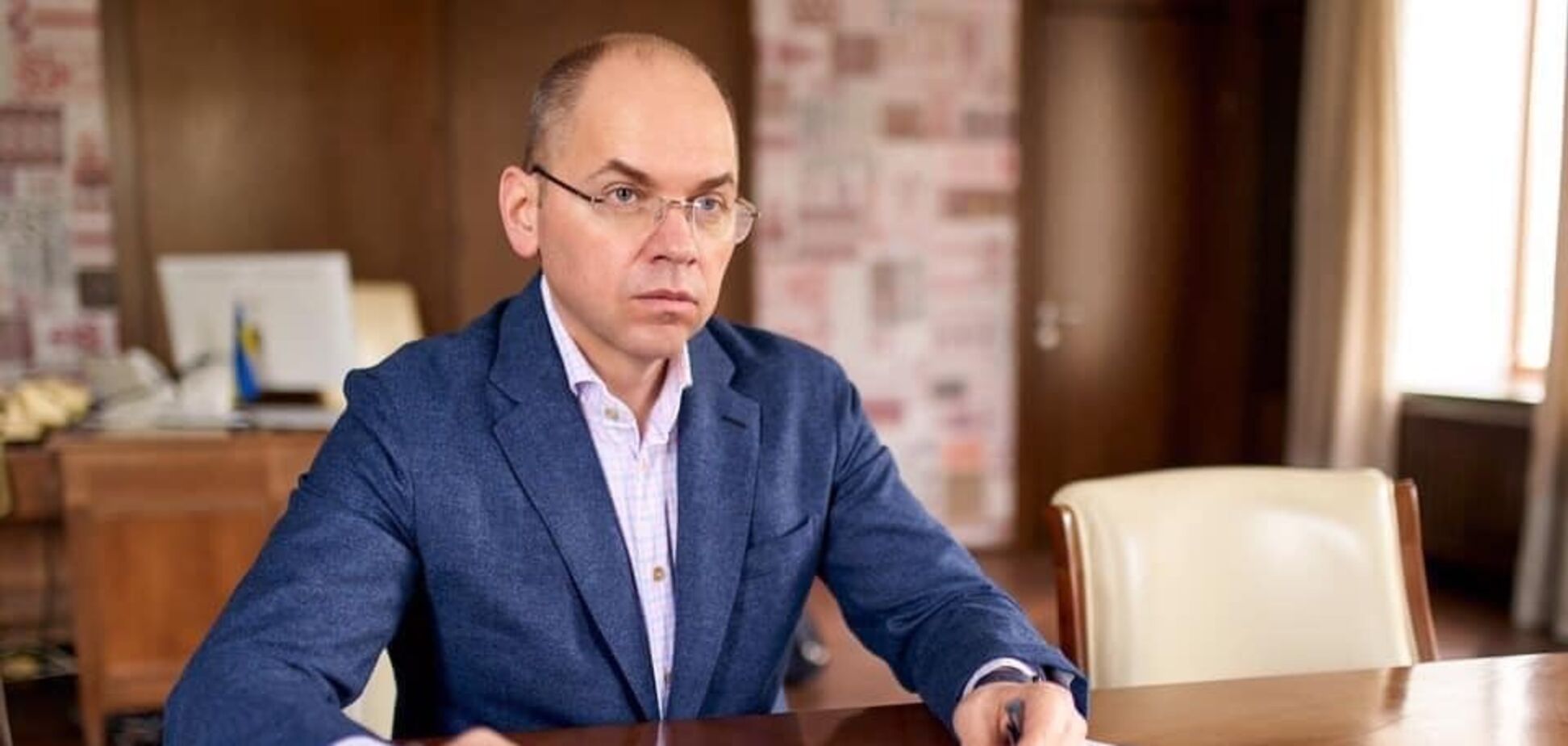 Иллюстрация - Максим Степанов за рабочим столом