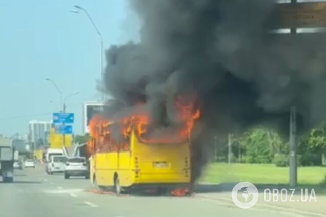 У Києві під час руху загорілась маршрутка: чорний дим було видно здалеку. Фото та відео