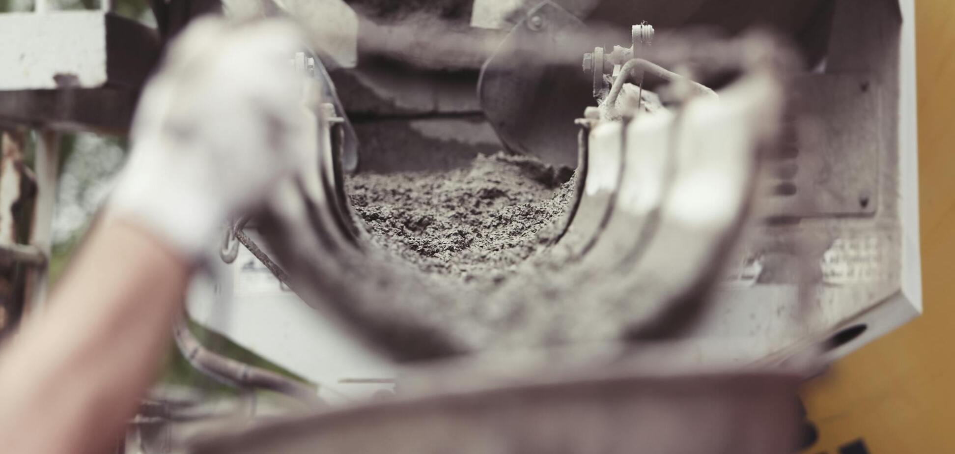 Иллюстрация - цемент заливают на стройке