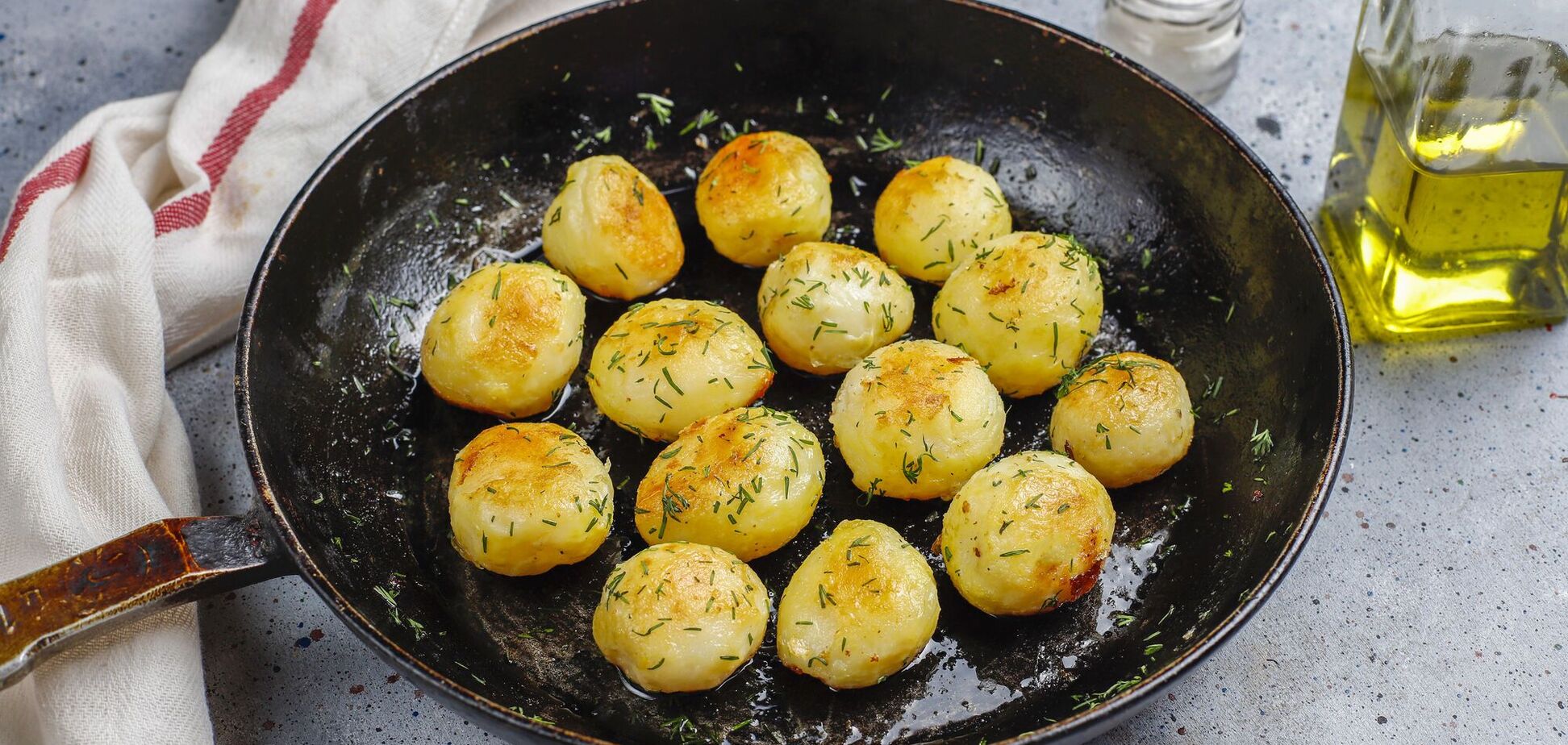 Варити не обов'язково: як смачно і дуже швидко приготувати молоду картоплю