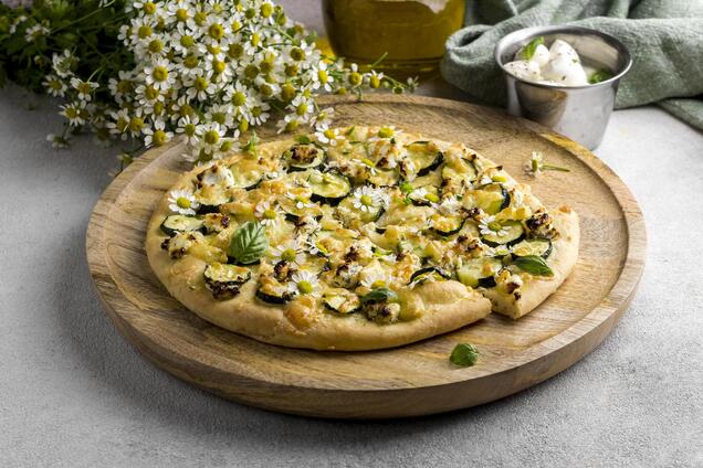 Полезная домашняя пицца из кабачка: основа прекрасно пропекается и держит форму