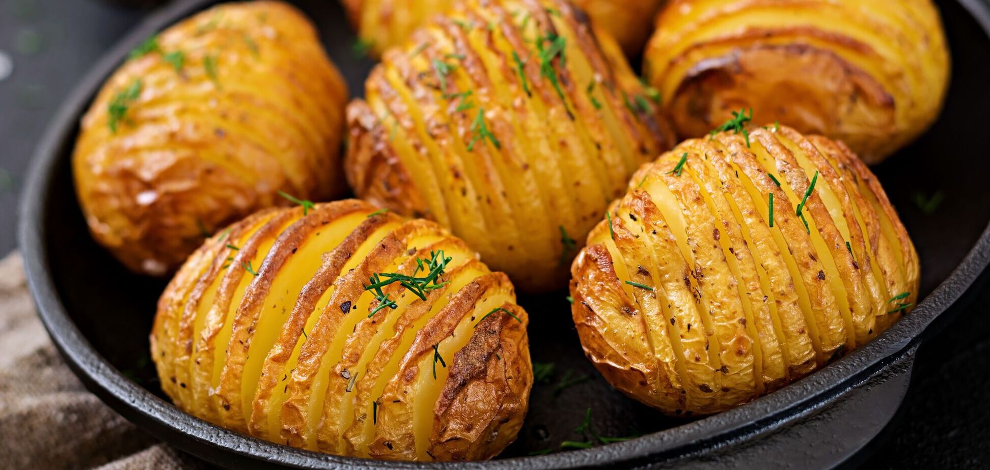 Как вкусно и быстро запечь картофель на ужин: даже чистить не придется