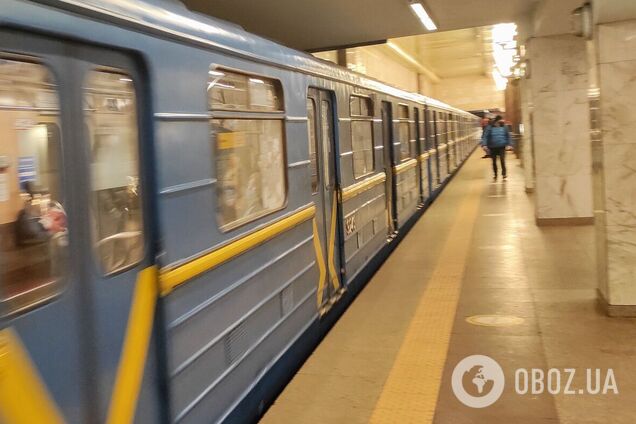 На синій лінії метро Києва в тунелі ледь не загинув 19-річний зачепер. Подробиці та фото