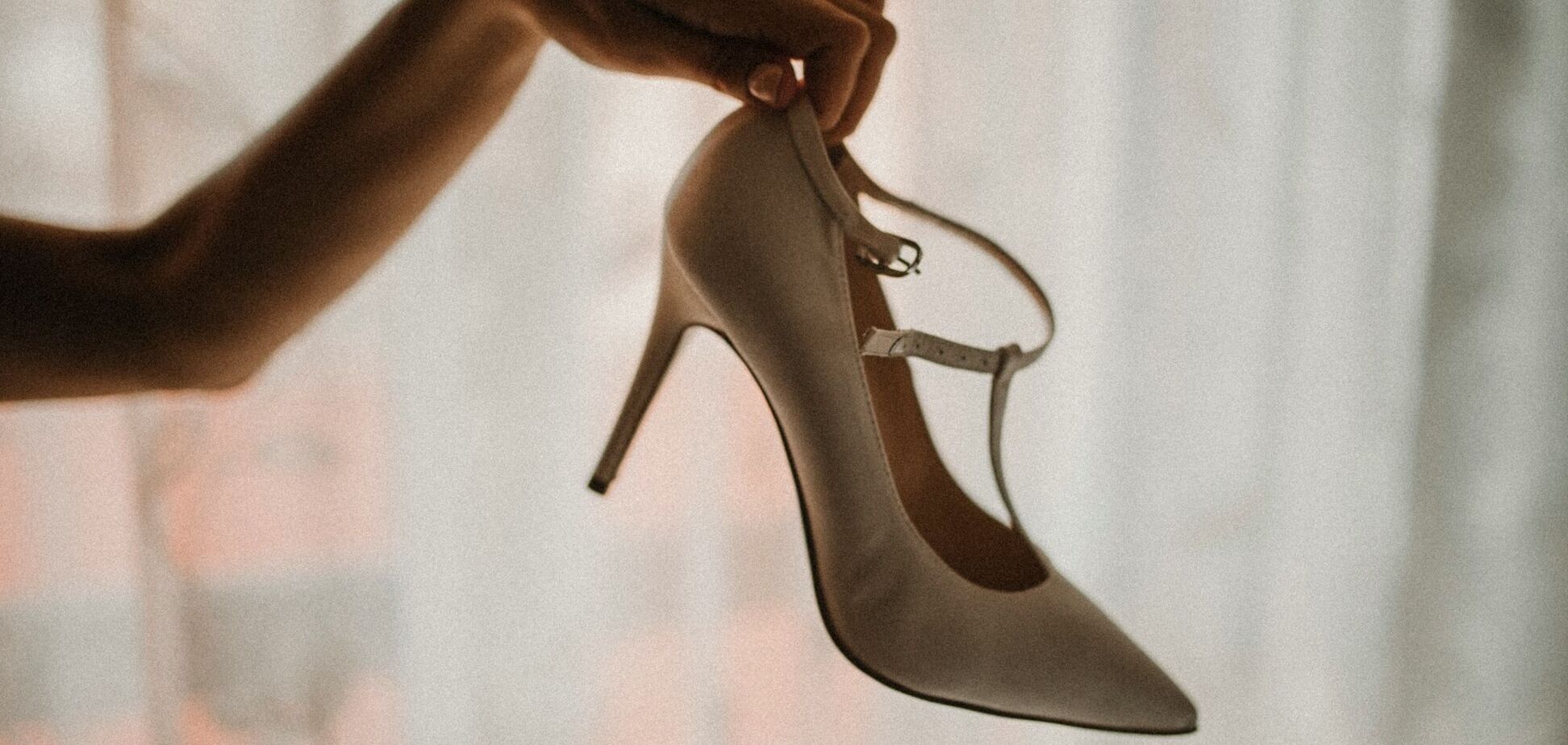 Замените классические черные туфли на этот модный цвет, который добавит образу стиля. Фото