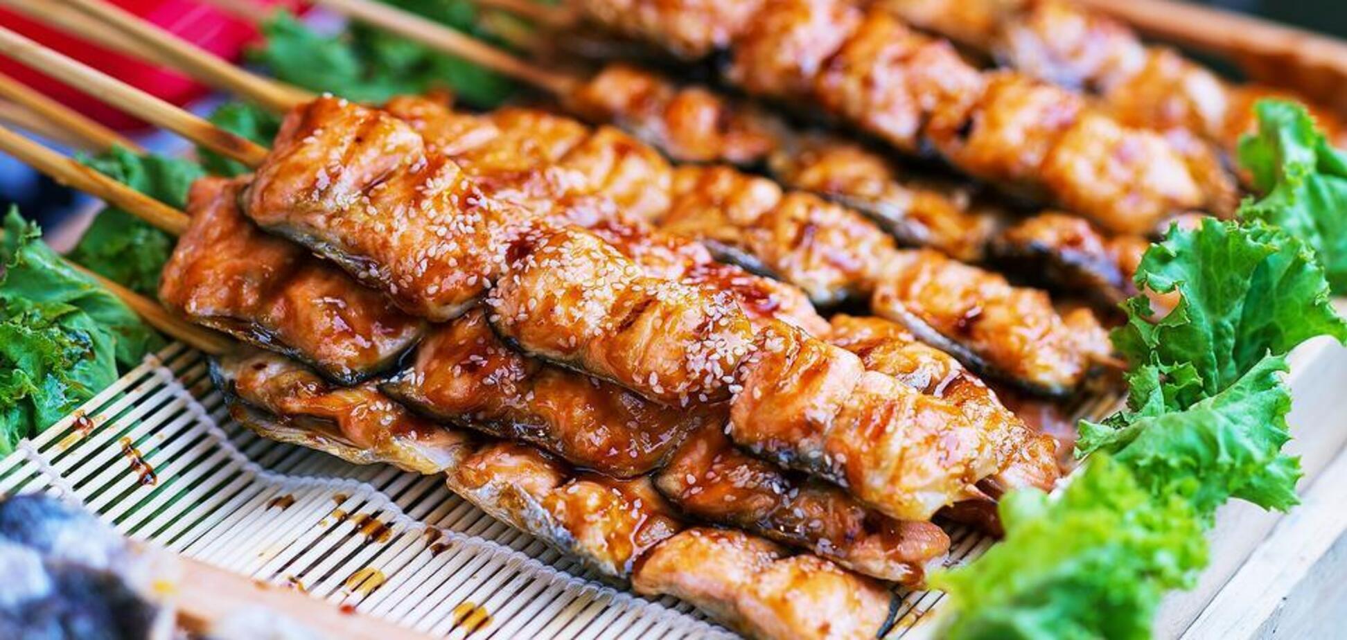 Кращий за м'ясний: як приготувати соковитий шашлик зі скумбрії в духовці