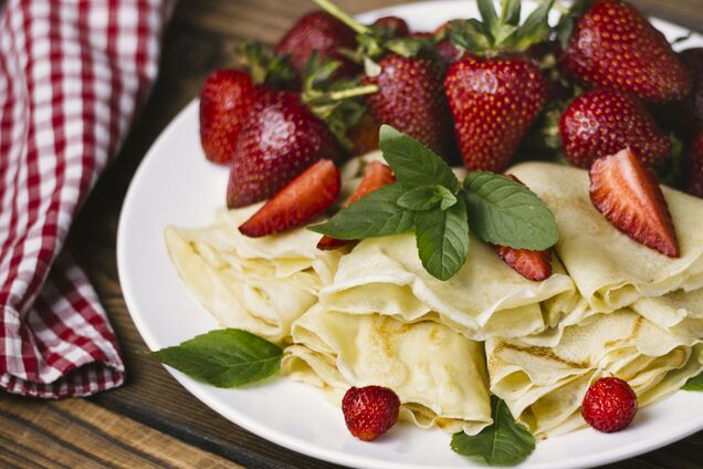 Вкусные блины с клубникой для детей: готовятся без сахара