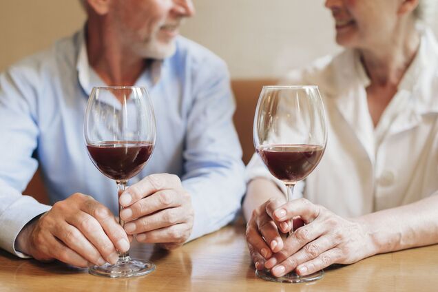 Бокал вина, который дарит годы: как один напиток ежедневно может продлить жизнь