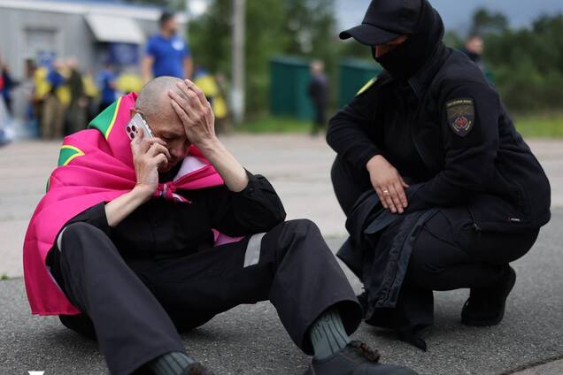 'Еще с 'Азовстали', они все пережили': украинский воин сохранил в плену носки с надписью ГПСУ. Видео