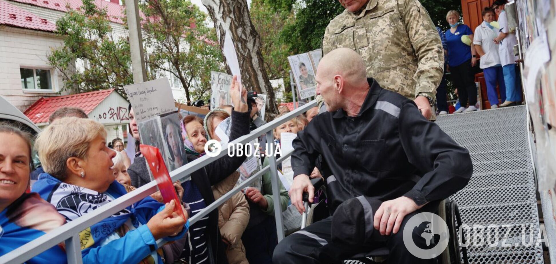 Важкопоранених українців, звільнених з полону РФ, доправили до лікарні. Фото й відео