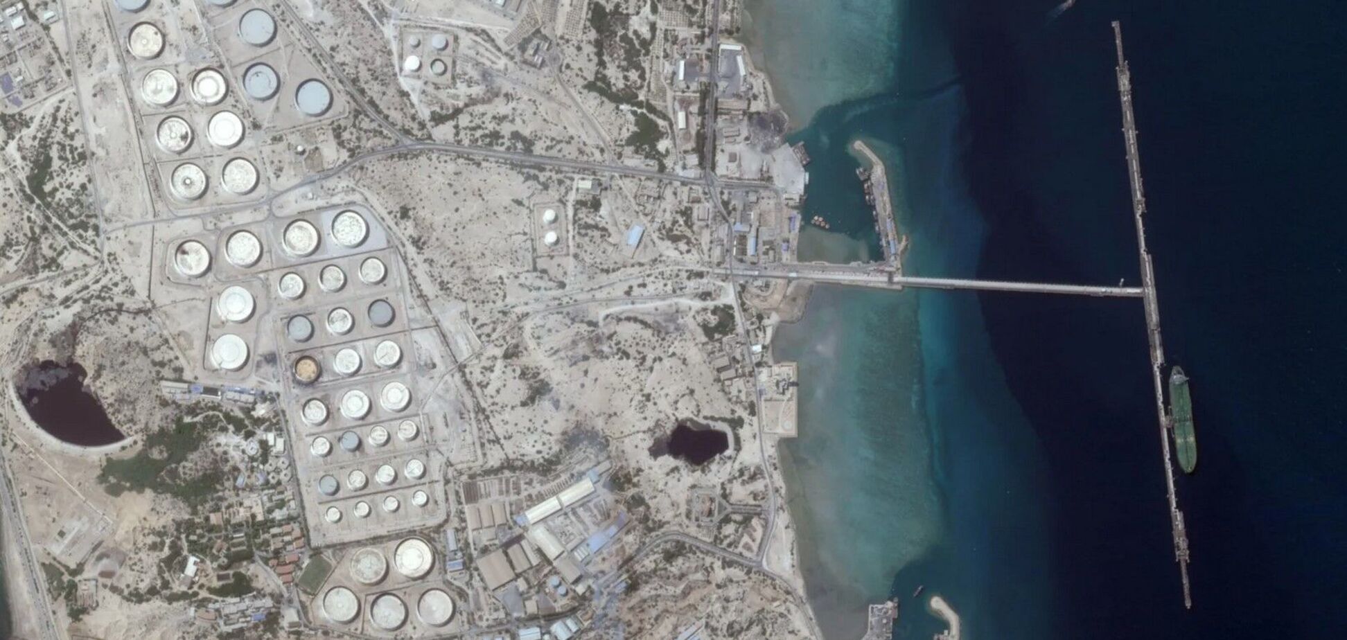 Іран терміново вивозить запаси нафти на танкерах: що відбувається. Супутникові знімки