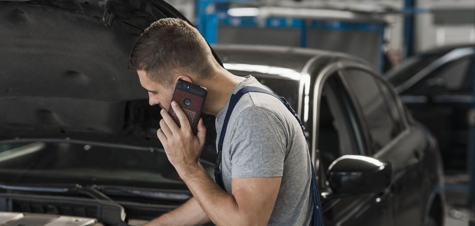 Ілюстративне фото, хлопець ремонтує авто на СТО
