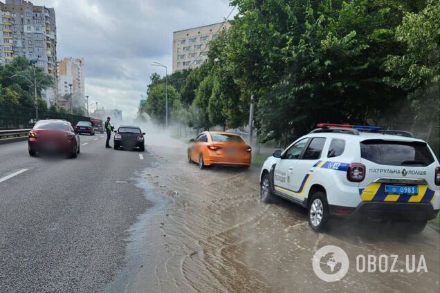В Киеве прорвало трубу на Борщаговской: дорогу залило кипятком. Фото и видео