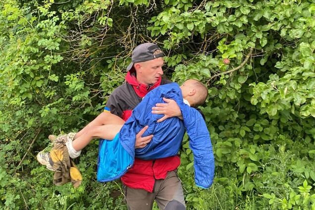 На Прикарпатті дрон допоміг врятувати 5-річного хлопчика, якого шукали три доби: перші фото та відео
