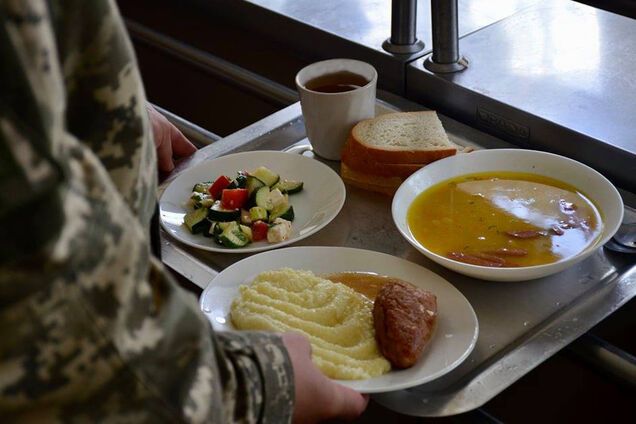 Постачання гнилих продуктів для військових ЗСУ: стало відомо, яка фірма була залучена до схеми