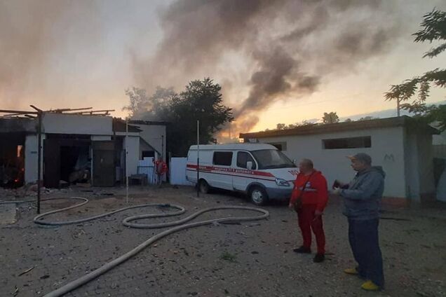 На Одещині окупанти знищили станцію екстреної меддопомоги: авто потрощені. Фото