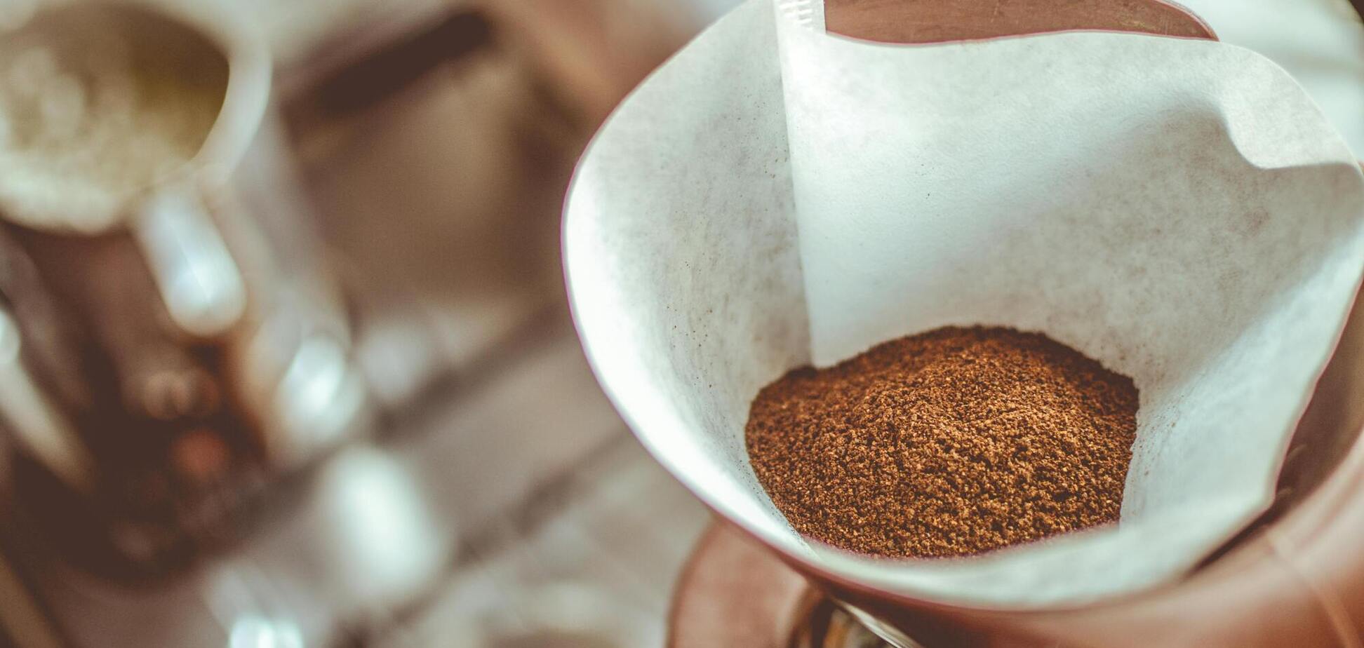 Навіщо посипати газони кавою: цікавий лайфхак для садівників