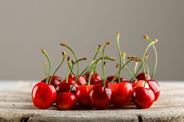 Иллюстрация - черешня на столе